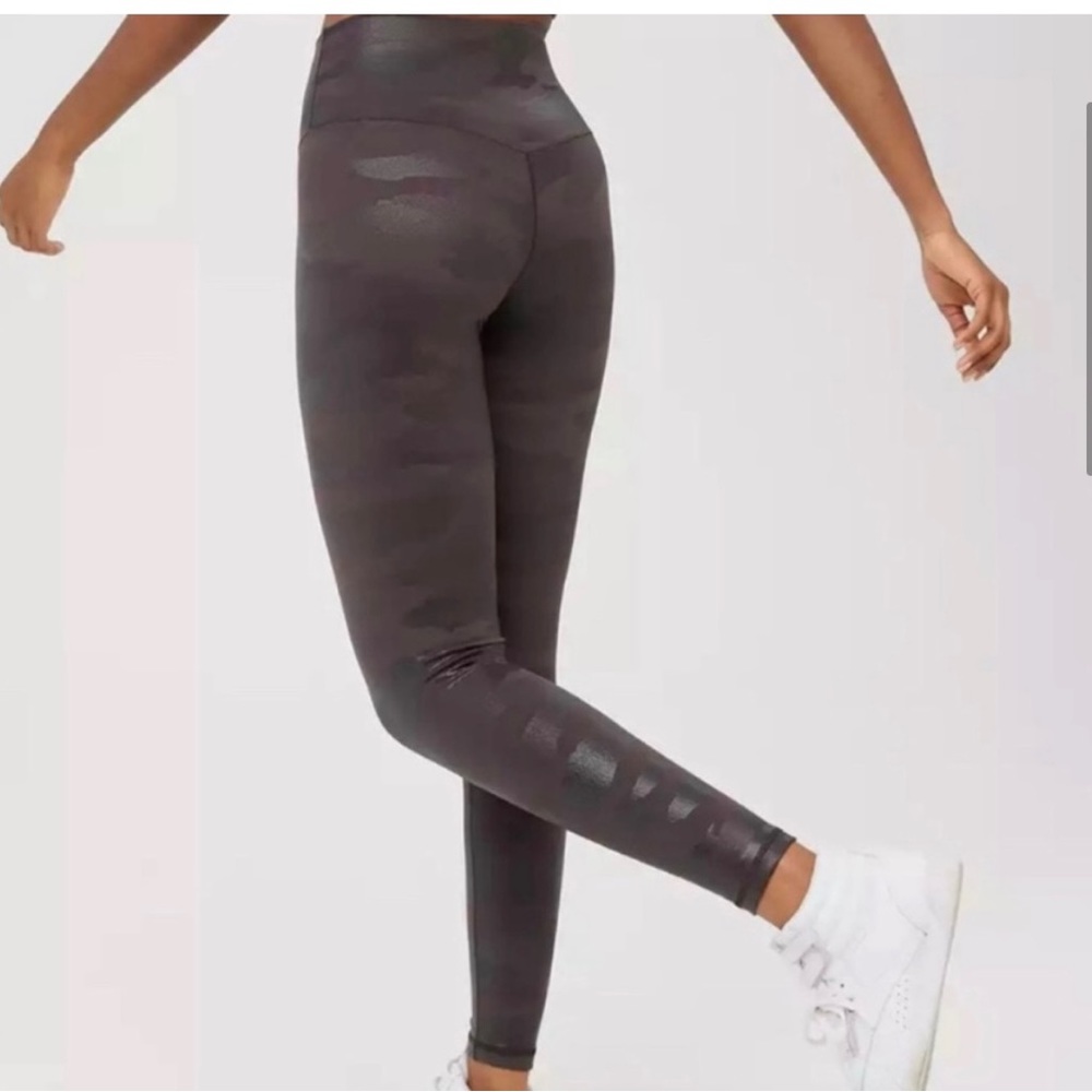 Aerie Offline Real Me 7/8 Camo Hi-Rise Leggings / MEDIUM